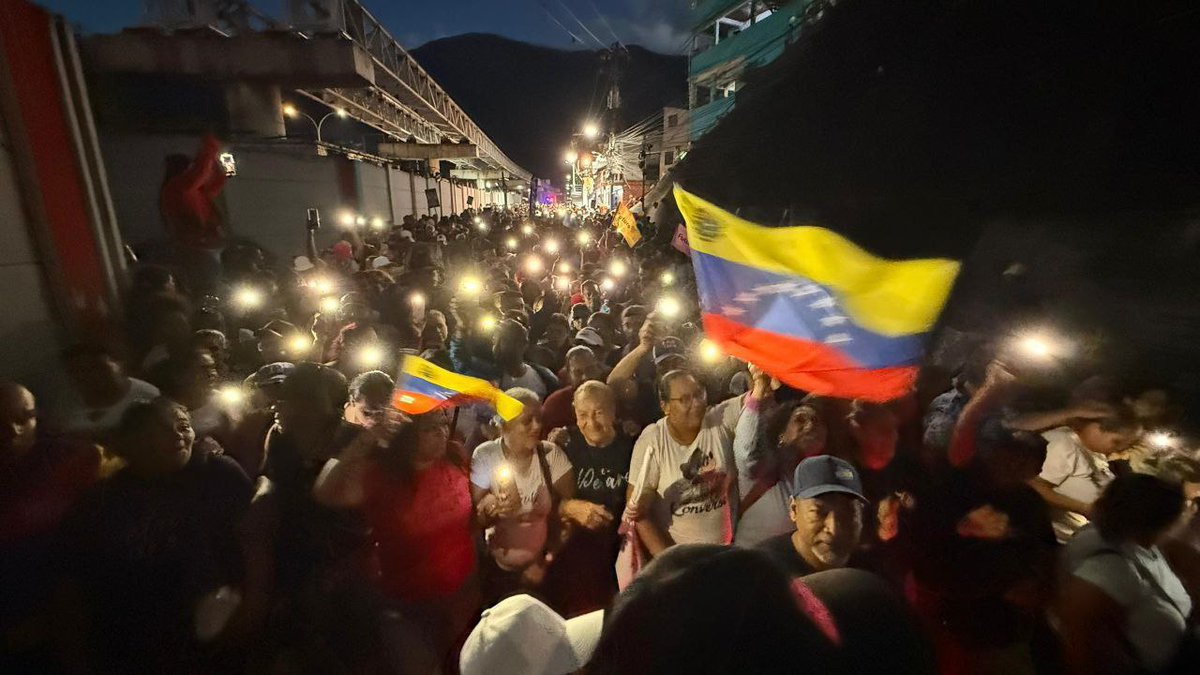 💥Las calles de Petare hablan solitas💥

Los que viven en Venezuela no quieren guerra, todos unidos apostamos a la paz y a la tranquilidad de nuestro país.