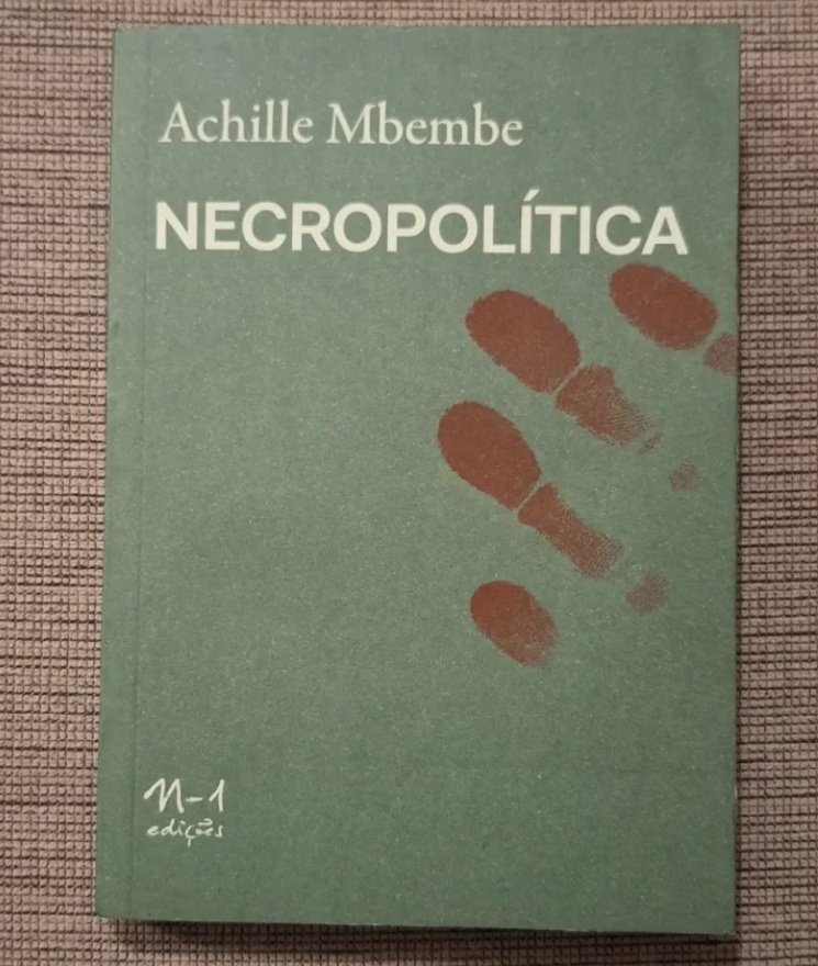 fernanda_ap_07's tweet image. Pelo menos os livros nos explicam por qual razão ocorreram as 64 mortes e os mais de 80 feridos no dia de hoje no Rio de Janeiro. E por sabermos o motivo ficamos horrorizados por isso. 🖤
