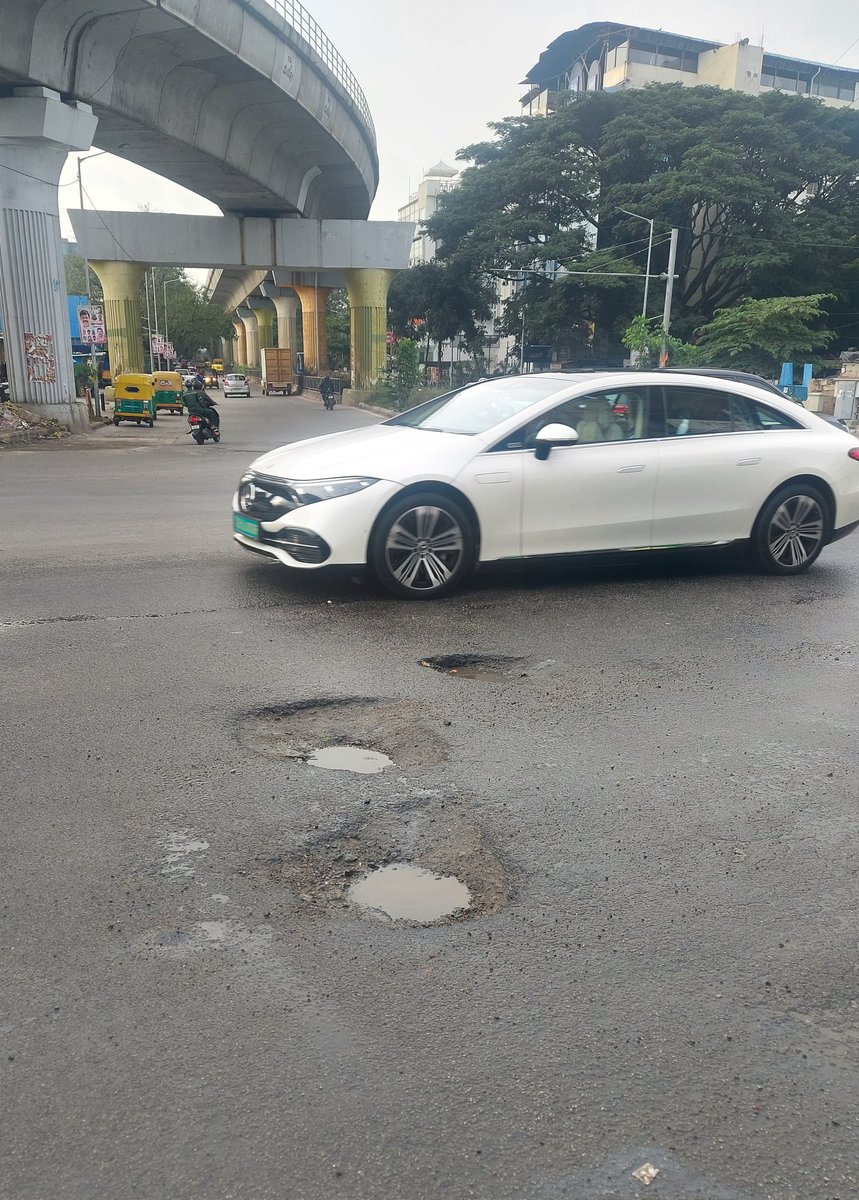 infrablr's tweet image. Potholes formed on Old Madras road-Indiranagar 100ft road junction due to pipeline water leakage..
@bwssbchairman pls get the leakage plugged..the leakage is happening since more than 6 months..
@blrcitytraffic @ICCCBengaluru @GBAChiefComm @GBA_office