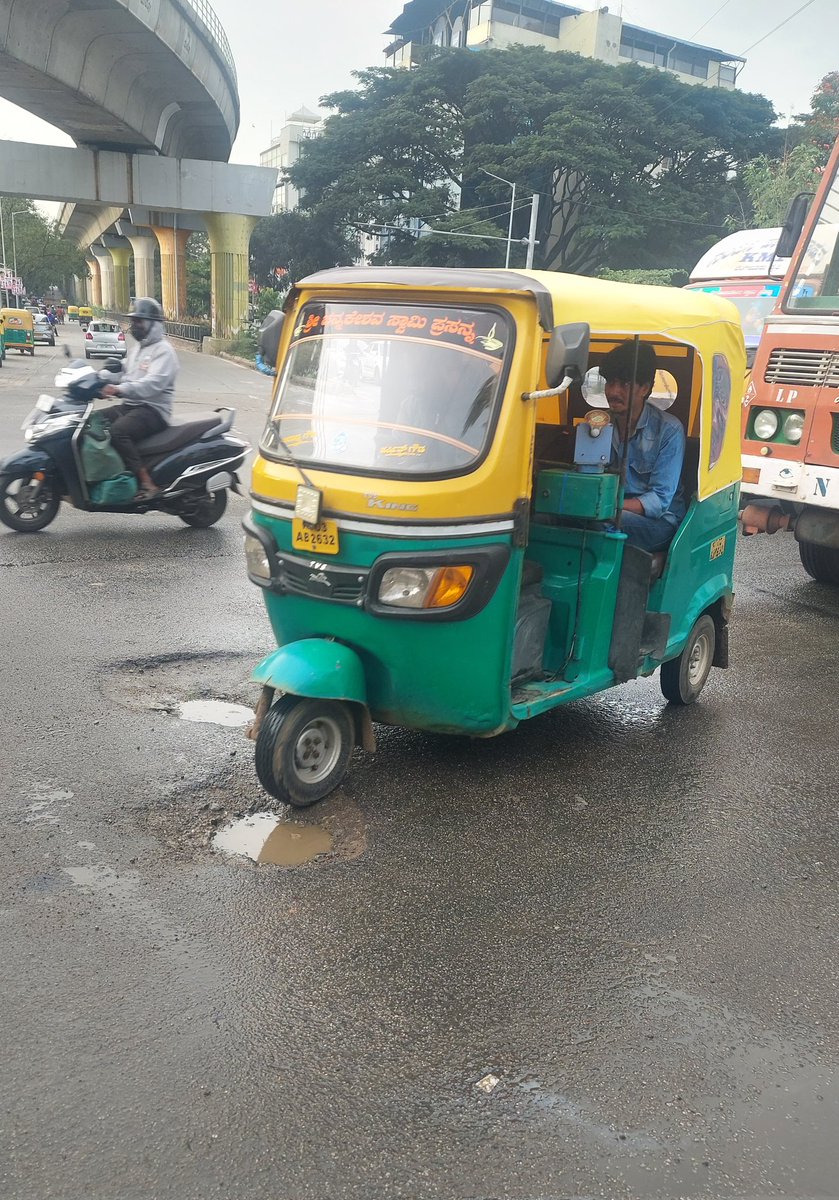 infrablr's tweet image. Potholes formed on Old Madras road-Indiranagar 100ft road junction due to pipeline water leakage..
@bwssbchairman pls get the leakage plugged..the leakage is happening since more than 6 months..
@blrcitytraffic @ICCCBengaluru @GBAChiefComm @GBA_office