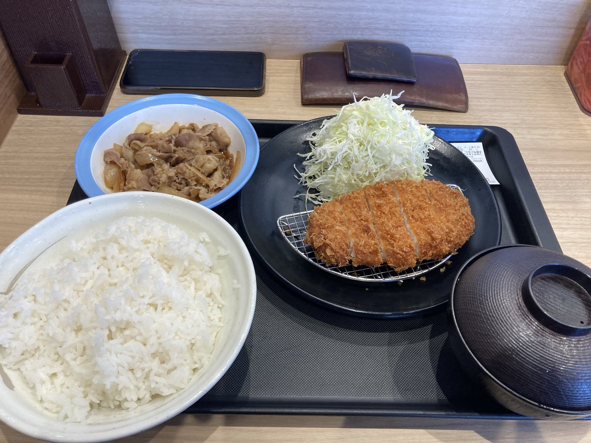 OS_clean's tweet image. おひとり様で外食するのが苦手なわたくしであるが、松屋と松のやの複合店となると話は別だ。
20世紀最大の発明であるとんかつ定食を食ったのち、無料おかわりサービスで大ライスを追加し温存した牛皿を乗せれば牛丼大盛に早変わり。
それで1060円とは慈善事業としか思えない。
もう鳥取には帰らない。