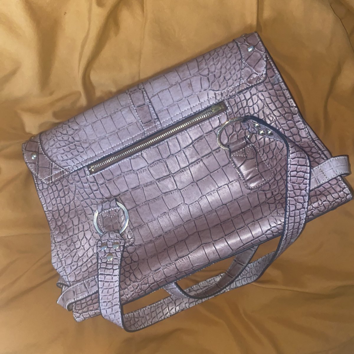 declutterl1ne's tweet photo. wts vintage guess bag, good condi &amp; bisa muat laptop 14 inch!! 

🏷️ 450k bisa lewat shopee 
dom sby 

#vintagebag #guess #zonauang #zonajajan https://t.co/rTqnHed1gf