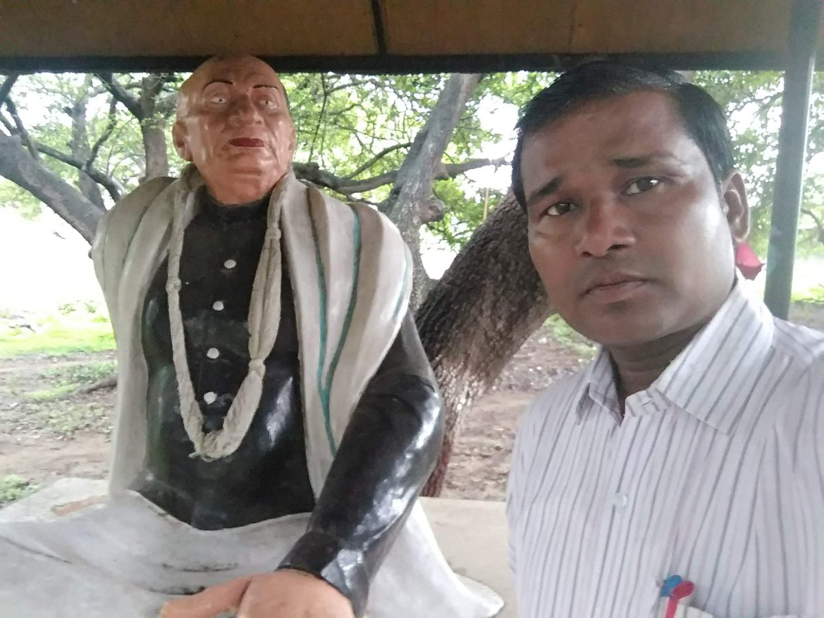 dewanandpatel4's tweet image. दिन 29 वा आज है माह ए सरदार . निज चीकूवाड़ी में  बैठे है सरदार 
 हो आगमन  बारडोली गांधी का. रहते सन्ग पटेल द्वय आवास
नीति नीयम संयम कर्मठ.
देश हित चर्चा करते हो जो खास ✍️✌️🌄🌹🙏