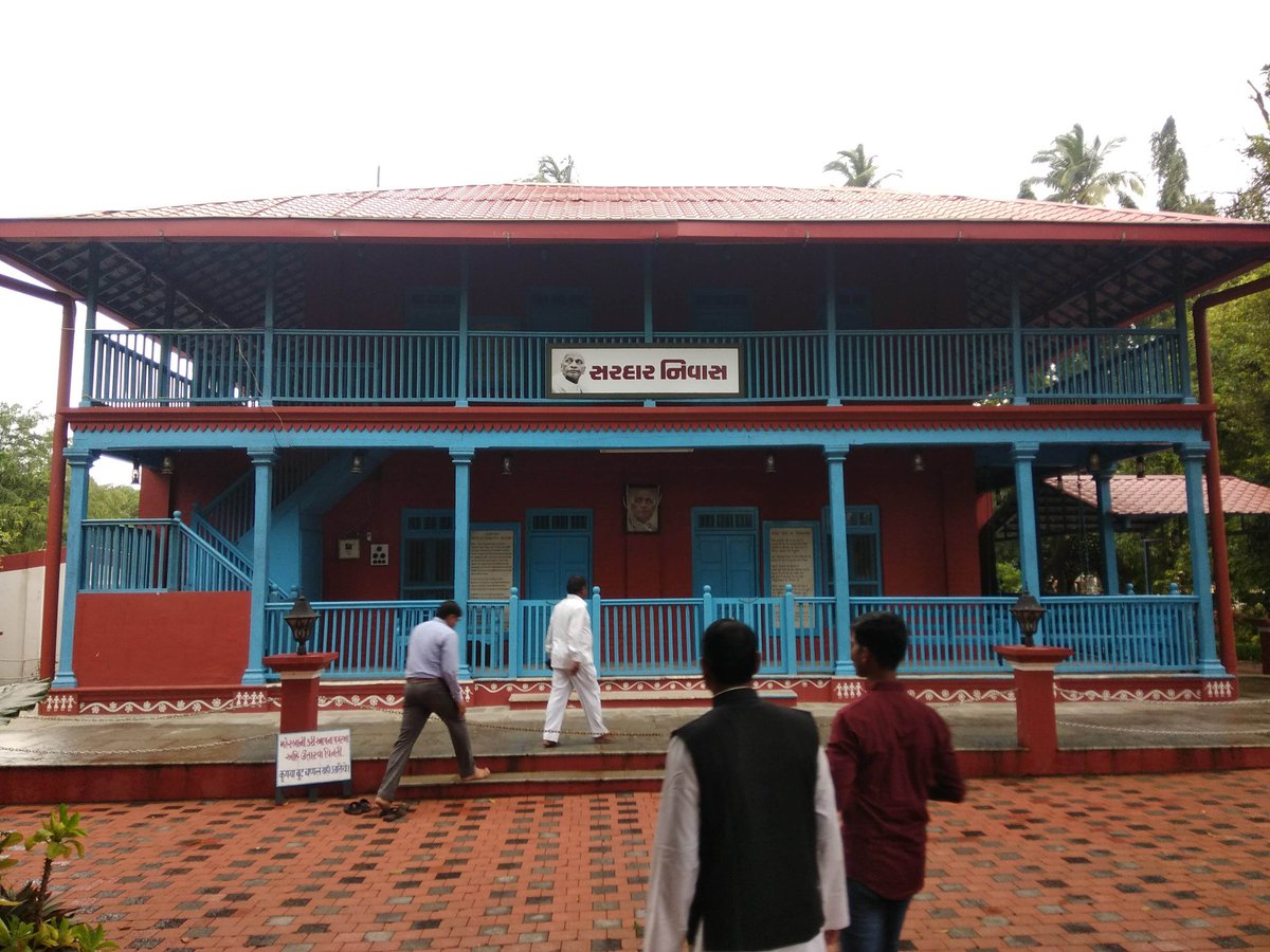 dewanandpatel4's tweet image. दिन 29 वा आज है माह ए सरदार . निज चीकूवाड़ी में  बैठे है सरदार 
 हो आगमन  बारडोली गांधी का. रहते सन्ग पटेल द्वय आवास
नीति नीयम संयम कर्मठ.
देश हित चर्चा करते हो जो खास ✍️✌️🌄🌹🙏