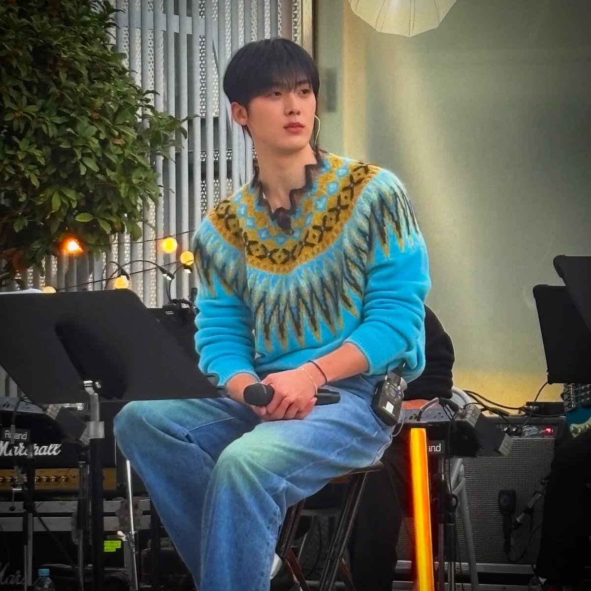 여행객들이 도쿄타워 찍다가 공연하니까 그냥 냅다 찍어서 올린 사진 중에 #윤산하 가 잇는게 너무 웃김ㅋㅋㅋㅋㅋㅋㅋㅋㅋ은 안웃겨 고화질로 보고싶어🫨