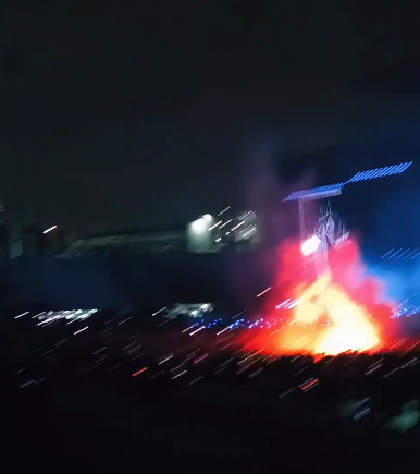 GIVEN UP RETURNS!!

MASSIVE FLARE IN THE CROWD!

Given Up (song 15) is played for the first time in 10 shows (Kansas City) in Lima tonight.

Show page &amp; setlist: linkinpedia.com/wiki/Live:2025…

#LinkinParkLima