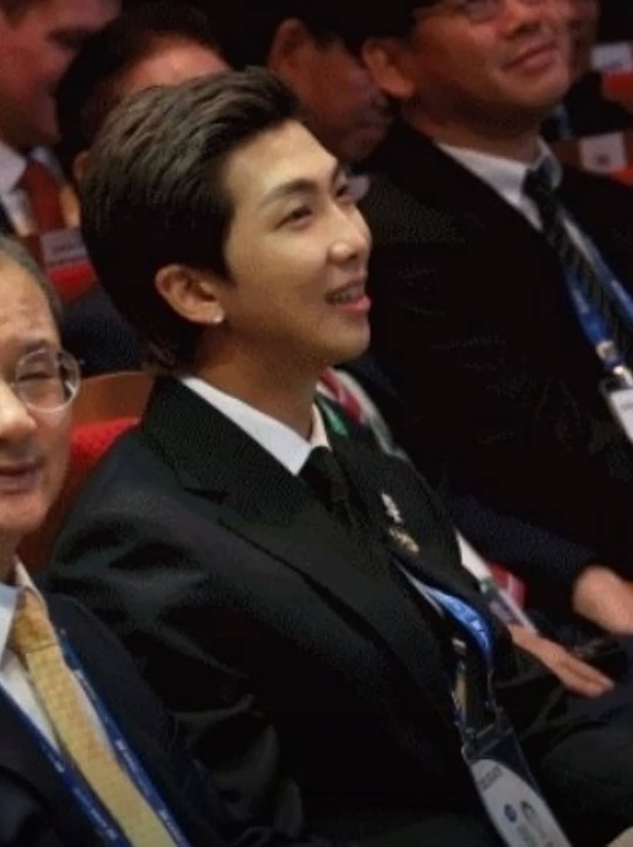 jnfication's tweet photo. — Fotos de #NAMJOON en la cumbre APEC CEO. 🎀

RT + 🔄

HISTORY MAKER RM
APEC KEYNOTE SPEAKER RM
KOREA CULTURAL BRIDGE RM
#HistoryMakerRM #RMxAPEC https://t.co/Jw9QIJfknH