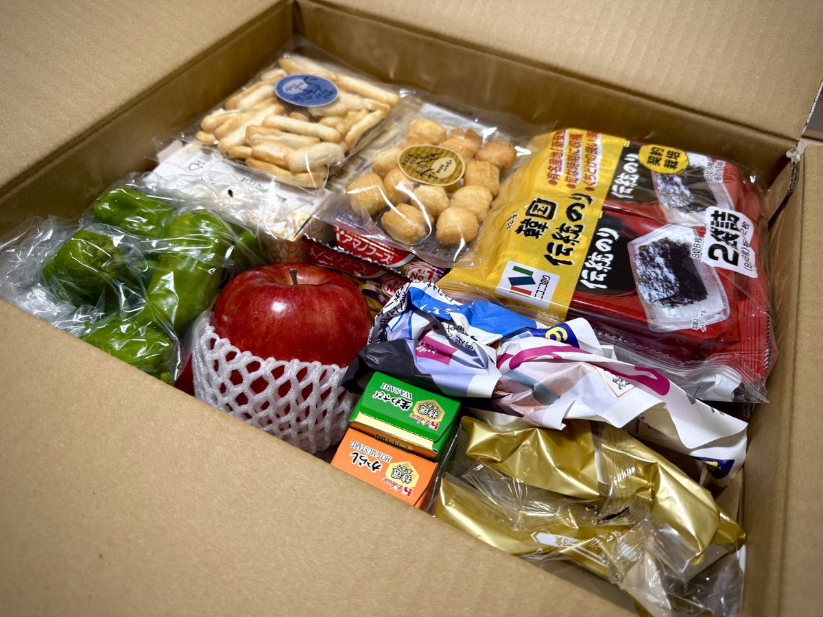 母「あんたのシャツとか靴下とか出てきたから送るわ。柿も入れとく。」

届いたものがこちら

お母さんがよ……