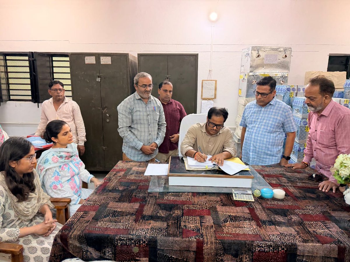 #चित्रकूट 

दिनांक 28/10/2025 को जनपद चित्रकूट में नवागन्तुक जिलाधिकारी पुलकित गर्ग ने कोषागार पहुंच कर कार्यभार ग्रहण किया। कार्यभार ग्रहण करने के उपरान्त नवागन्तुक जिलाधिकारी ने अधिकारियों एवं कर्मचारियों से परिचय प्राप्त किया तथा शासन की प्राथमिकताओं के अनुरूप जनहित के कार्यों