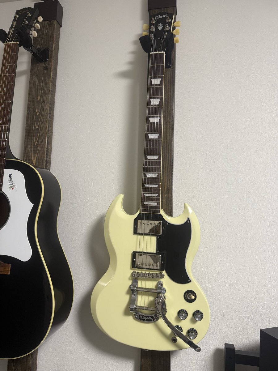 Isolation_1115_'s tweet photo. 最近はこいつばかり弾いてる
レスポールほど音も重くなく軽やかだけどハムのゴツさもありそして弾きやすいから手に取ってしまう https://t.co/91e4D59ovE
