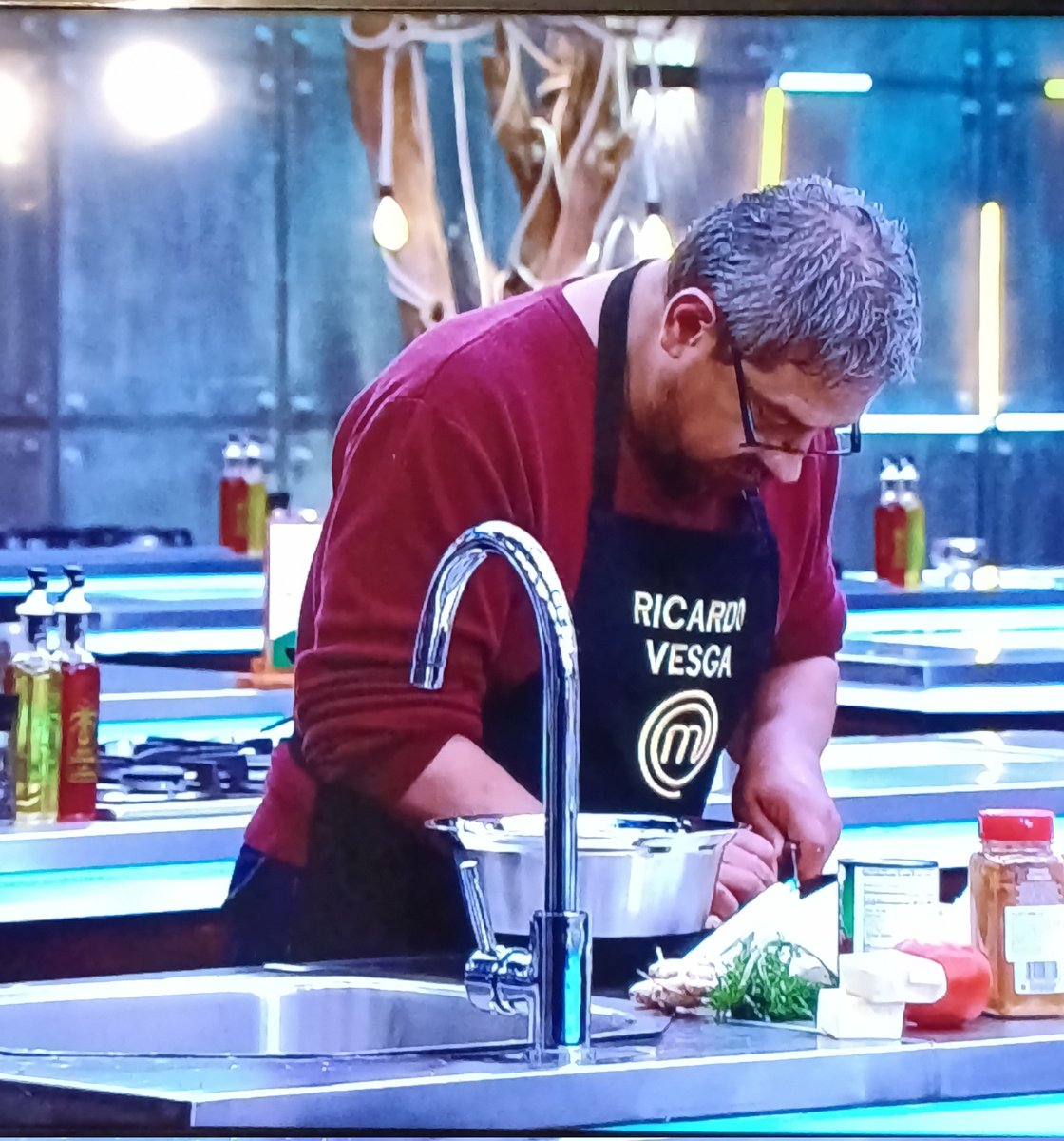#MasterChefCelebrityColombia una salida epica nunca antes vista en las cocinas. Todos queremos un amigo como #Ricardo Richi quiero ser tu amigo. Gracias por toda esta temporada y por el homenaje que hiciste a quienes trabajan en la producción.