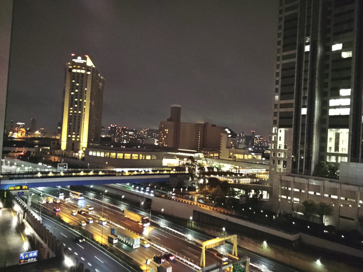 takakami2's tweet photo. お台場行ってきました❗
田舎とは違いキラキラしてて輝いてました！

でも、少し感じたのは
都会の方は元気と言うか生命力と言うか
あまり感じらなかったなぁー

#お台場　#東京　#フジテレビ　#夜景　#景色
#人間　#都会 https://t.co/z0u8eliaCi