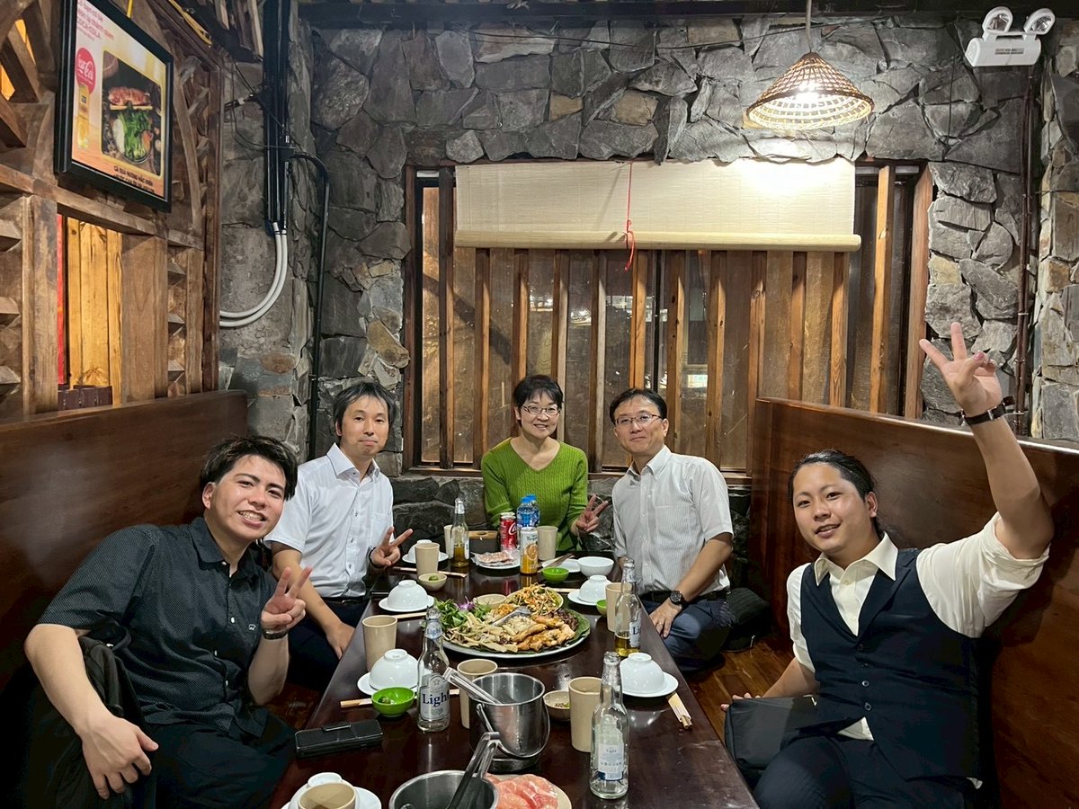 CoordChem_Hiro's tweet photo. ACCC10（ベトナム・ハノイ）で、村上と太田が口頭発表してきました。気候が良く、ご飯もおいしかったです。これまで以上に色々な方と話せました。特に、前回のタイで知り合った台湾の先生と再開でき、覚えていてくれたのは嬉しかった!! 次回はフィリピン!! https://t.co/HiL6Vs8KfH