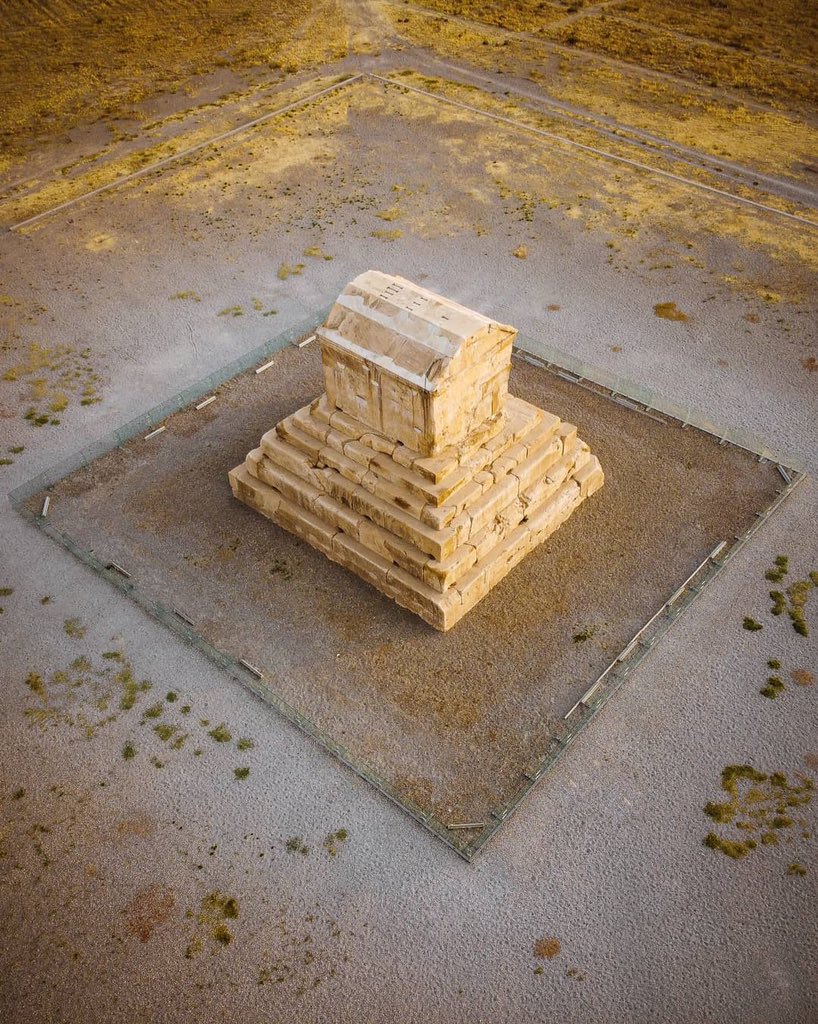 IranianPlateau's tweet image. هفتم آبان، روز کورش بزرگ -بنیان‌گذار شاهنشاهی هخامنشی- بر ایرانیان فرخنده باد. بر اساس رویدادنامۀ نَبونَئید (پادشاه بابِل) ۲۵۶۴ سال پیش در چنین روزی، کورش به بابِل درآمد، شاخه‌های سبز در پیش پایش گسترده شد و صلح بر شهر سایه گسترد. 

کوروش شخصی بود که ضمن ایجاد یک‌پارچگی سرزمینی،…