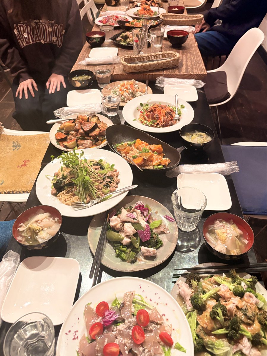 iamsho2002's tweet image. 昨日は『越境の団欒』。香川三豊のみなさんと“越境”をテーマに、cafe de flotsのおいしい料理(ほんとにおいしい！)に囲まれて団欒。すてきな時間でした #melc2025