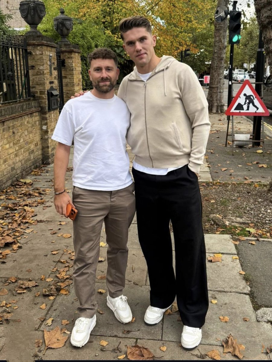 Teamgyokeres's tweet photo. 📷 - Viktor Gyokeres with a fan https://t.co/0FM9PIDycJ