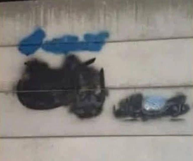 قوم خود سوچے...!!

یہ کونسے مسلمان ہیں یہ کیسی اسلامی ریاست ہے جہاں *لبیک یا رسول اللّٰہ ﷺ اور تاجدارِ ختم نبوت ﷺ*  مٹایا جارہا ہے اور لکھنے والوں کے خلاف دہشتگردی کے پرچے کاٹے جارہے
#قاتل_اعلی_مریم_نواز