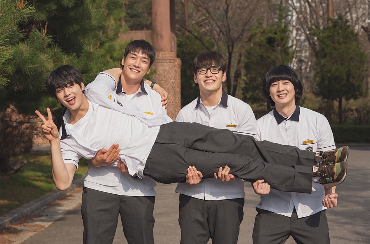 >reminiscences< 
같은 속도, 같은 방향으로 올라가는 크레딧을 멍하니 바라보며 떠올린 이제는 다른 속도와 다른 방향으로 향하게 된 그때의 친구들에게 학창시절의 어렴풋한 추억을 떠올리며 안부 문자를 보내게 한 영화! 🩵

#퍼스트라이드 #퍼스트라이드후기
#하늘을달리다 <a href="/runsky_support/">하늘을 달리다 ʀᴜɴ sᴋʏ</a>