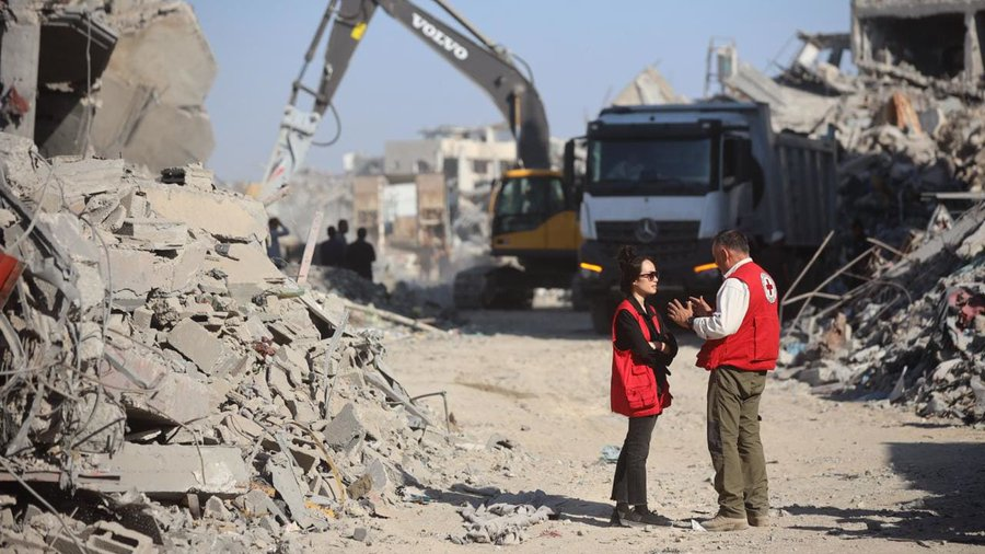 Het Internationale Comité van het Rode Kruis noemde de video waarin Hamas de vondst van het lichaam van een gijzelaar in scène zette voor de ogen van vrijwilligers van het Rode Kruis 'onaanvaardbaar' in een verklaring van dinsdag. 

De video toont hoe Hamas-leden de stoffelijke