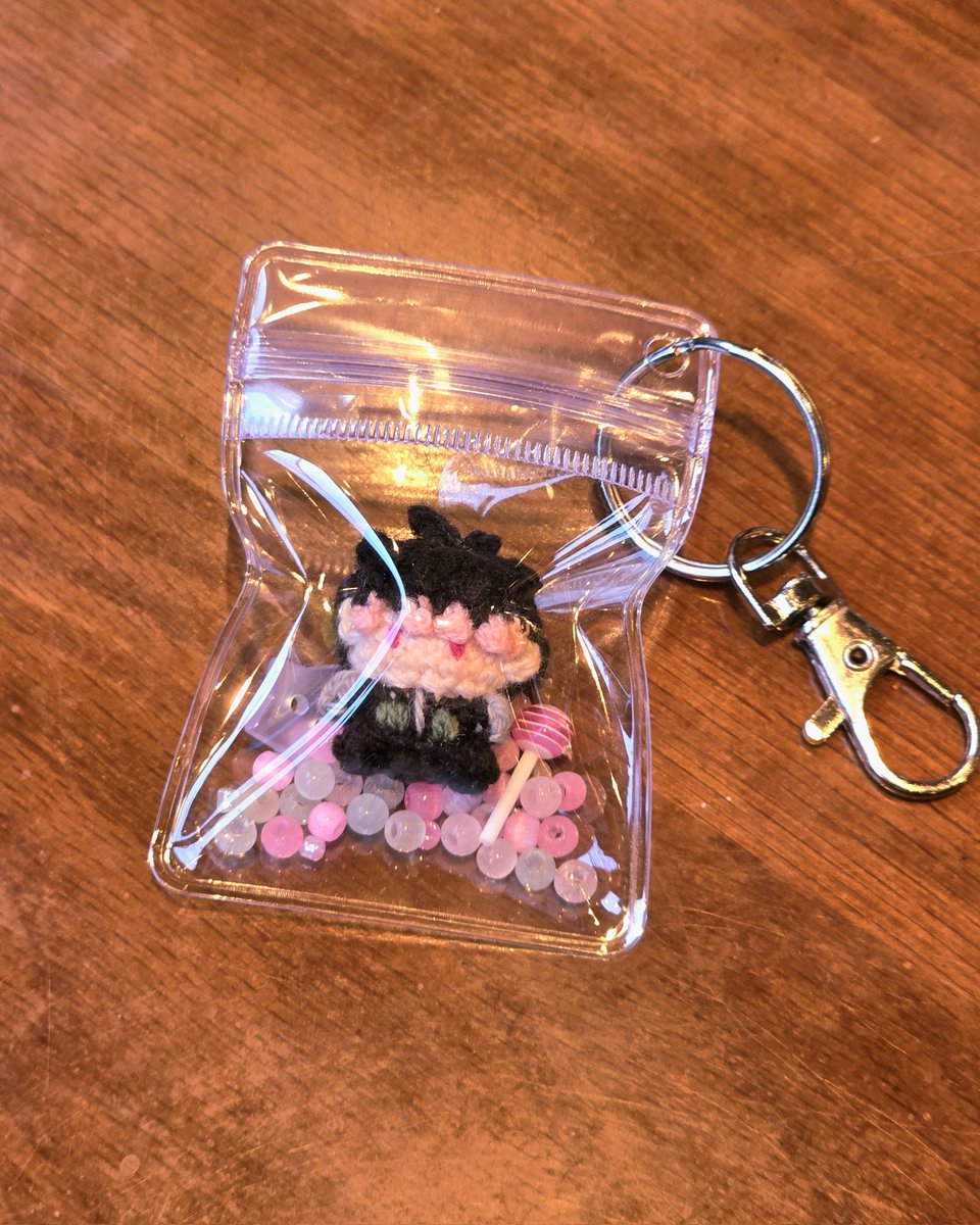 #괴수8호 #rt
🧶제작 과정에서 손힘 조절 실패로 인해 약간 벌크업된 쪼만한 뜨개 나루미를 나눔합니다! 오염방지 및 휴대하기 용이한  키링 형태로 갈 예정이며, 안에 들어 있는 인형은 약 2cm정도로 지퍼백에서 꺼낼 수 있습니다 🫶 본글을 rt해주시면 11/4에 당발을 통해 나눔해드립니다✨️