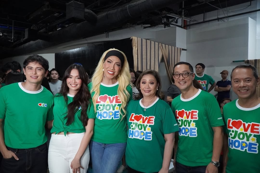 OfficialKBB's tweet photo. It's that time of the year again. 🎄 

Spotted: Kathryn Bernardo with James Reid, Vice Ganda, and the ABSCBN bosses for Christmas Station ID 2025 shoot! 🤍 #KathrynBernardo #ABSCBNChristmasID2025 #LoveJoyHope https://t.co/oc8KA2UxqR