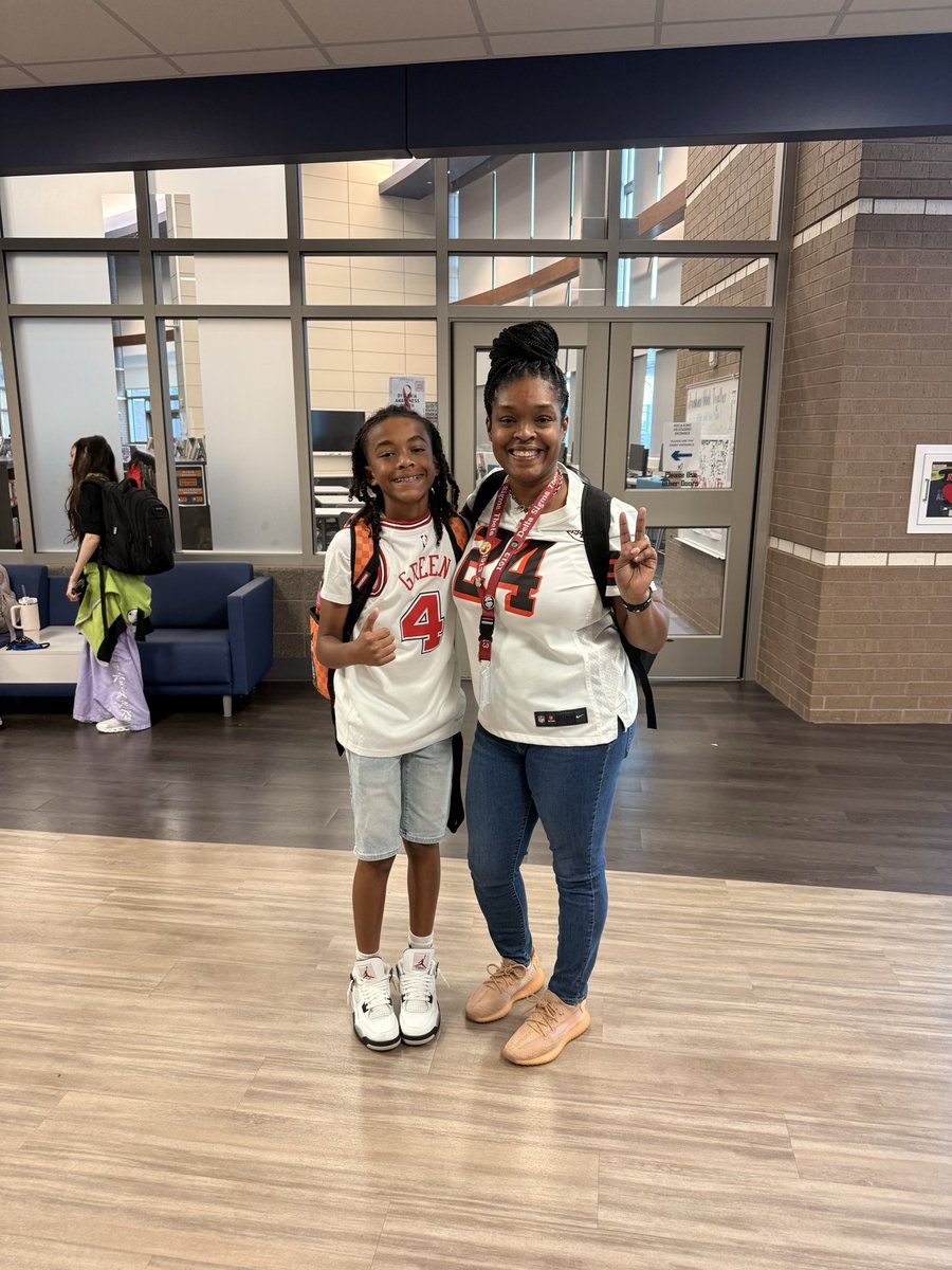 MrsMWilliams5's tweet image. Today was sports day for Red Ribbon week! #RedRibbonWeek #WeAreHaskett #FaldynFoxes @FaldynFoxes @HaskettJH #PK #4th #8th #ESL