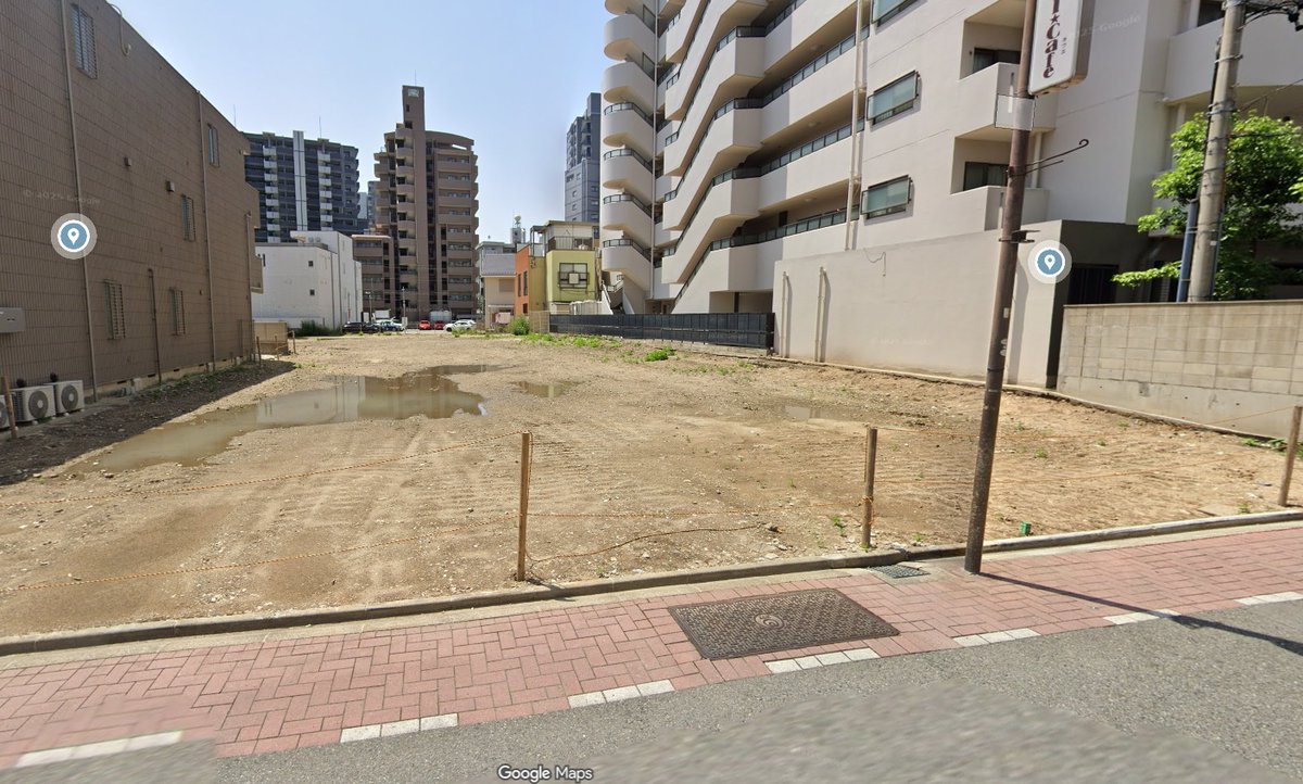 nagoyathematch's tweet photo. 名古屋新築マンション探訪　東区代官町
【プレサンスジェネ代官町】
15階建て
代官町のマックスバリュの南東です。
3、枚目はGoogleマップにちょうど工事前のがあったので。
4枚目、赤枠の部分だけなのか、青枠も同じなのかは不明ですが、どちらも更地になっています。

ここのマックスバリュさんは昔はトマトの量り売りとかありましたね。
この辺りにはもう随分長いこと営業されてる女性シェフで洋食の信夫さんやハンバーグで有名な榎本よしひろ商店さんもありますね。