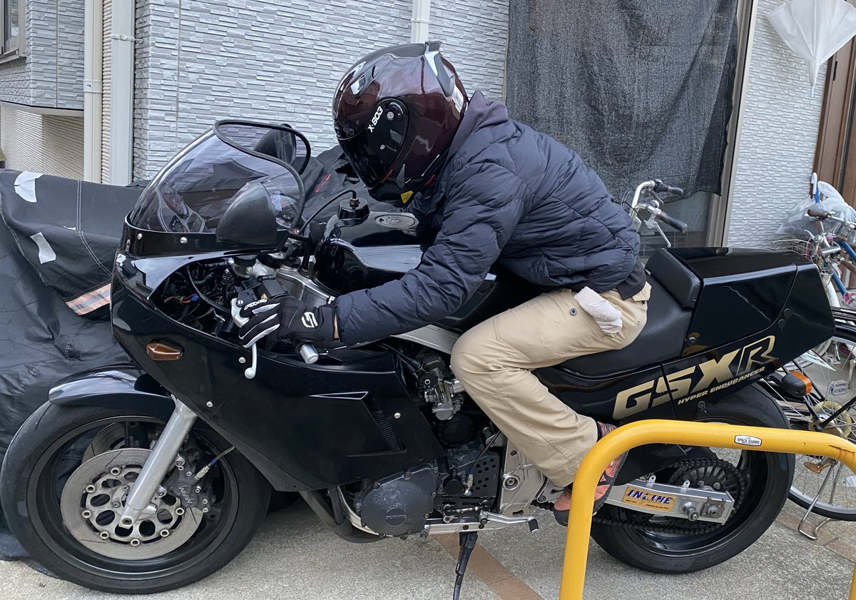 昨日は油冷初期をちょっとリフレッシュ
キャブの清掃
キャリパーをバケツ風呂に入れて清掃
PFCのブレーキパッドに交換
初期制動からいい感じの予感
ヘルメットも久々に新調（中古）しました
油冷にも変ではなさそう？