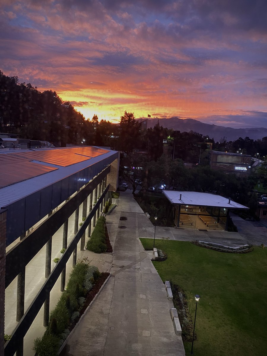 SantiagoJaraR's tweet photo. Al caer la tarde… desde la @uazuay 📸 https://t.co/AIklOYRmeC