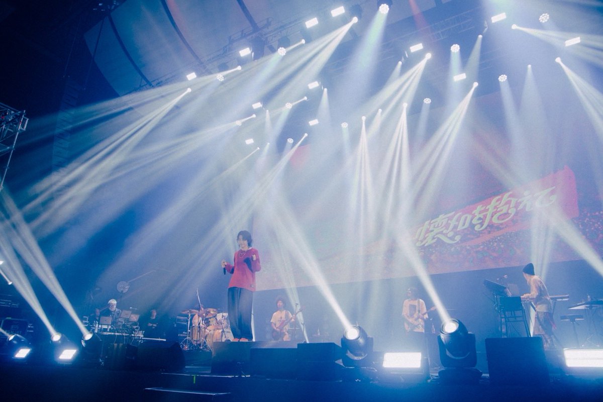 kagerouglobal's tweet photo. CONCRETE JAM　🗓️DAY1
3組目 #AKASAKI が登場💥

全身でオーディエンスを煽ったり、手を振ったり、巨大モニターを凝視したり…とにかく自然体でライブをする姿に、こちらも思わず笑顔が溢れてしまう。
最後まで煽りは止まらず、一瞬たりとも休む暇がないまま初日をクロージング！

#CRJ2025 https://t.co/aukjqCPNWr