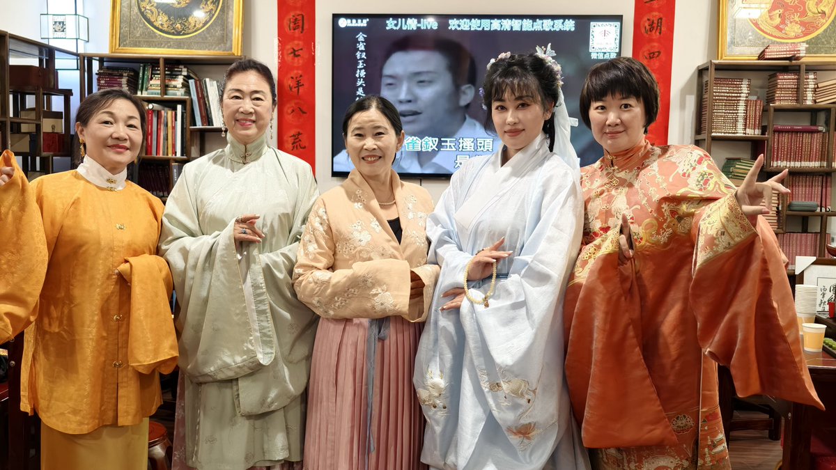 A Double Ninth Festival (longevity from "jiu jiu") held in Queensland, Australia, witnessed #Elders enjoying #refreshments, Hanfu &amp; jacarandas, and basking in the warmth of respect and gratitude.
#ChineseCulture #autumn #scenery #festival（via.QHA)