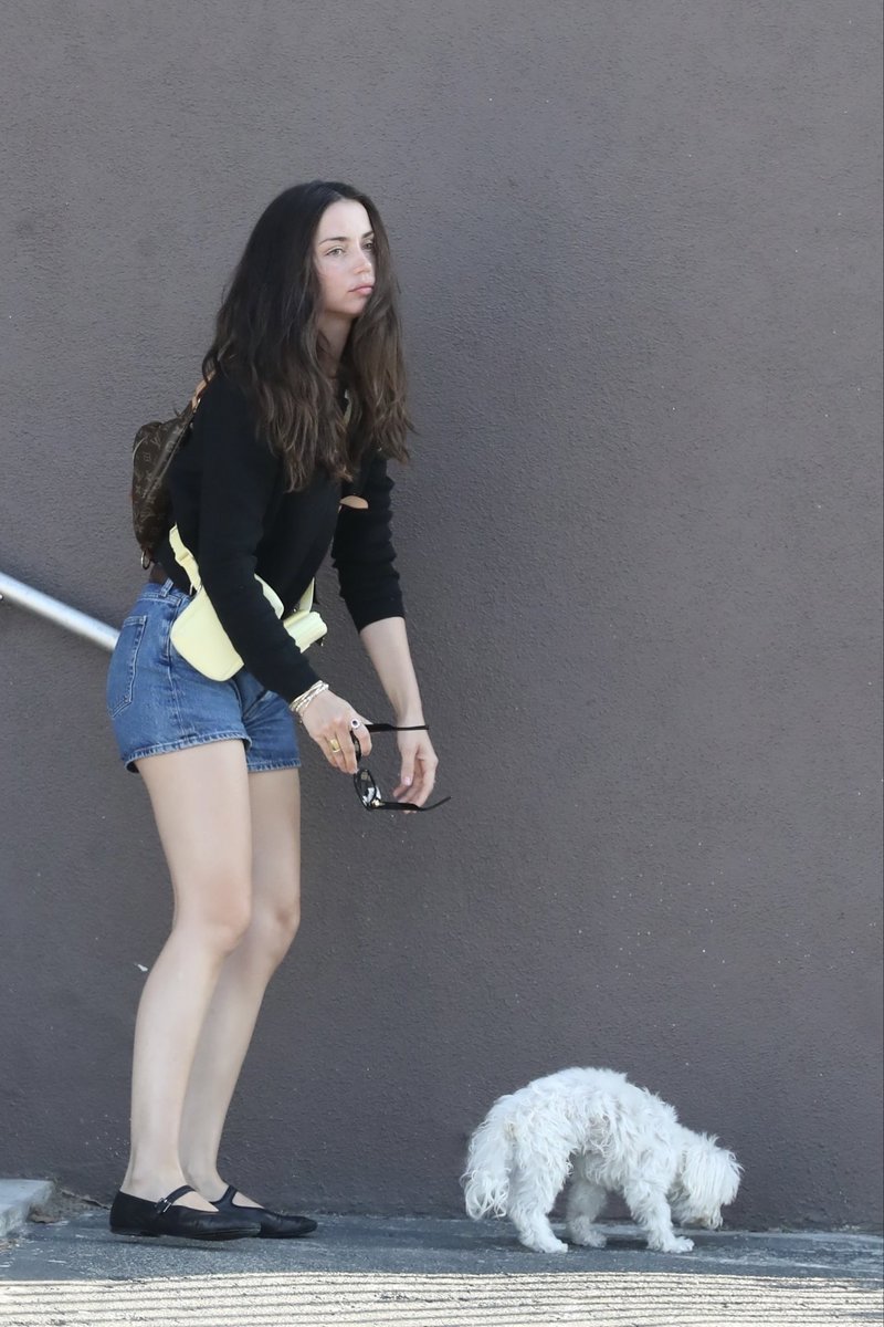 ana de armas base tweet media