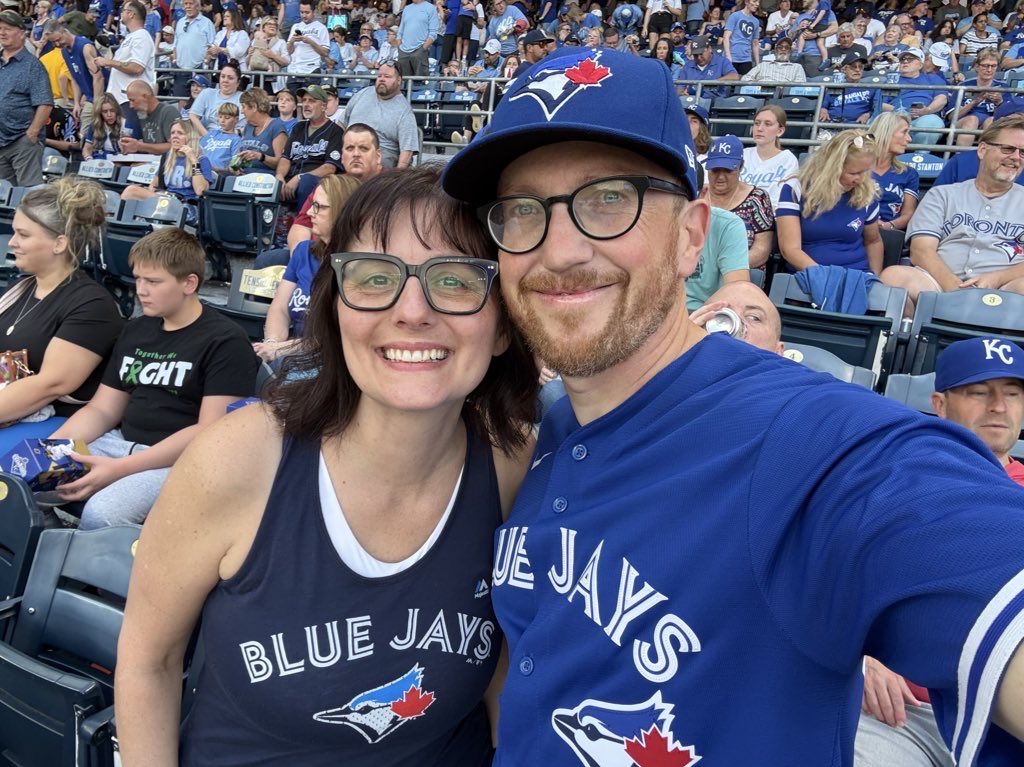 BlueJaysDad's tweet image. I’d like to re-introduce myself to my new followers:

I’m a dad.

A Canadian 🇨🇦 who lives in the USA 🇺🇸 

Married to @MrsBlueJaysDad 

We have five grown children.

Two grandchildren.

And one time I met Buck Martinez. 

Welcome to my internet family❤️⚾️

#WANTITALL 

Jays in 7