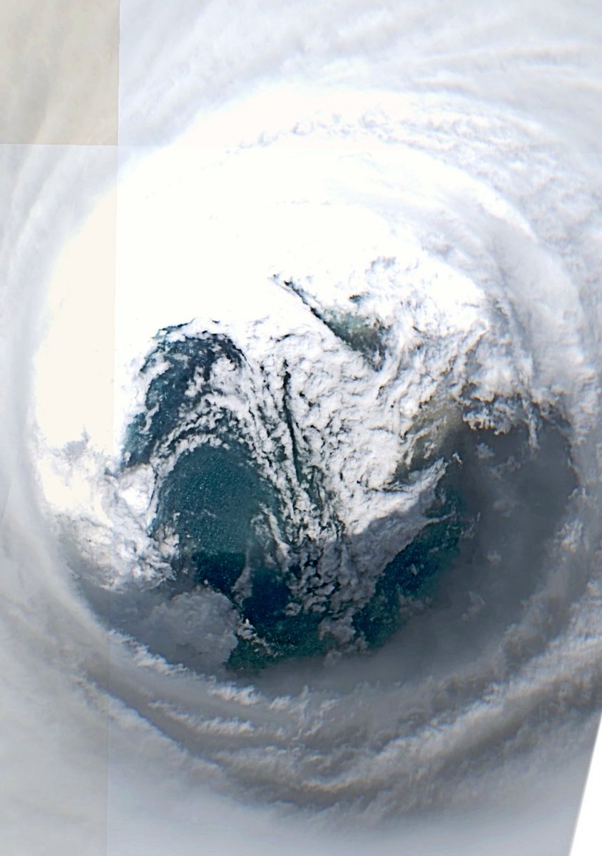 FerragamoWx's tweet image. The Sentinel-2 satellite caught Hurricane #MELISSA in EXTREME detail before landfall in Jamaica earlier today.

Look how detailed the eye is. You can even see the calm ocean waves down below. Actually UNREAL.