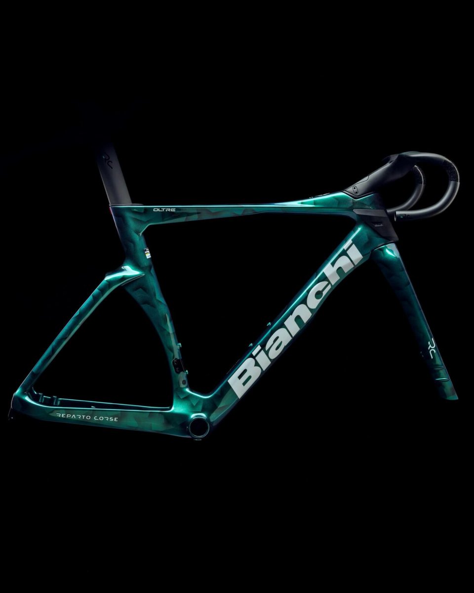 INA_Bianchi's tweet photo. 【Officina Bianchi】
豊かな森、深い湖を思わせる濃緑。
"CHAMELEON GREEN"

単色ではなく、トーンの異なる不規則な幾何学模様がちりばめられます。

OLTRE RC
SPECIALISSIMA RC
IMPULSO RC
各モデルにて受注生産。
お問い合せはぜひ当店まで。
#bianchi #ysroad #ビアンキ名古屋 #ワイズロード名古屋 https://t.co/SZUEpJfZSh