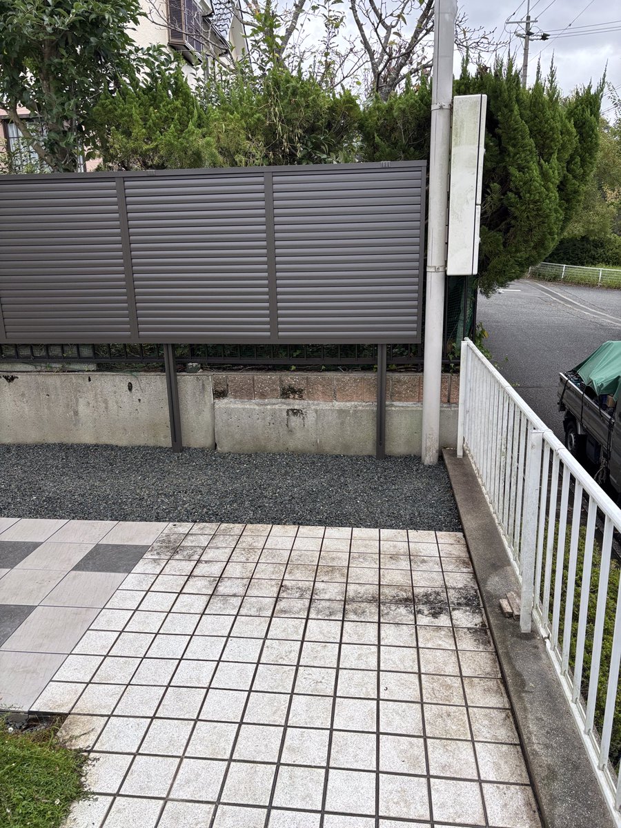 Inase_Garden's tweet photo. こんにちは

朝晩　肌寒くなりましたね

三田市　つつじヶ丘の外構工事
完工しました

植栽撤去　フェンス　タイル工事 https://t.co/Kb77civkJ4