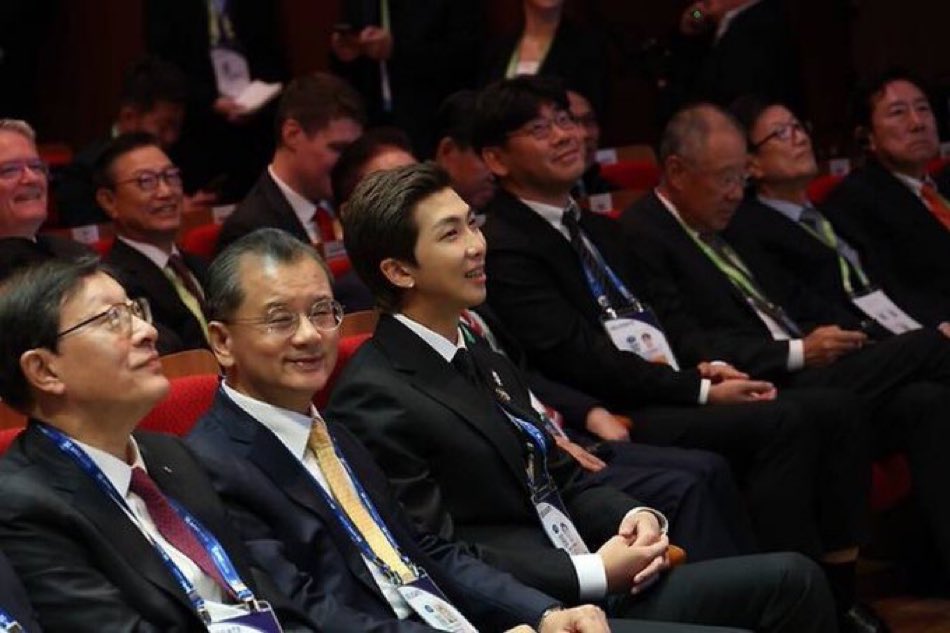 — MORADAS, no importa en qué momento vean esto, pero es IMPORTANTE que hagamos tendencia por 🐨 ↓

HISTORY MAKER RM
APEC KEYNOTE SPEAKER RM
KOREA CULTURAL BRIDGE RM
#HistoryMakerRM #RMxAPEC 
#APEC2025 #APECCEOSummitxRM