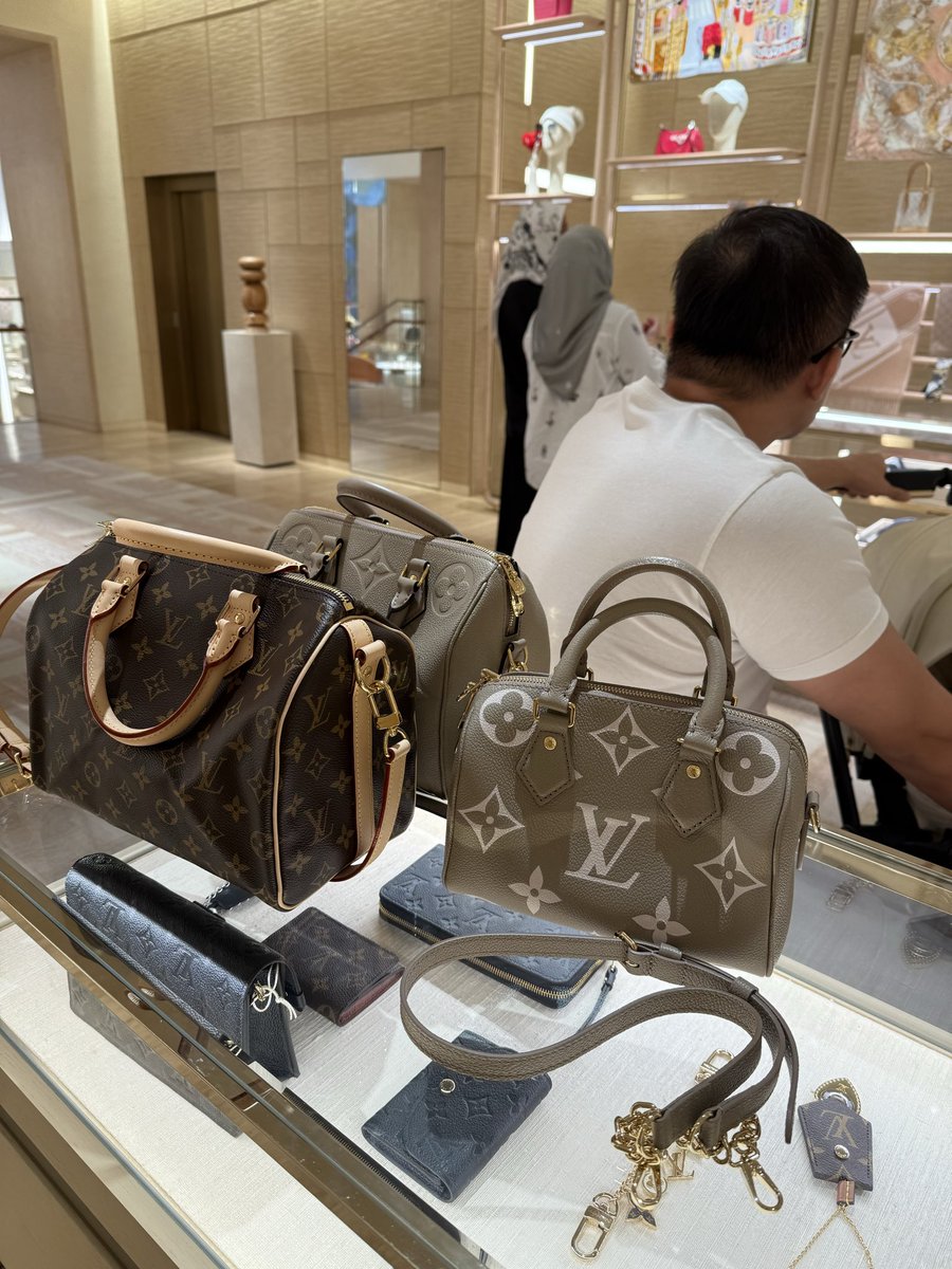ramraung's tweet photo. #รับหิ้วกระเป๋าแบรนด์เนม #พรีออเดอร์มาเลเซีย #preordermalaysia #lvbag #dior #cosmetic #รับหิ้วเครื่องงสำอาง https://t.co/18ik2vU819