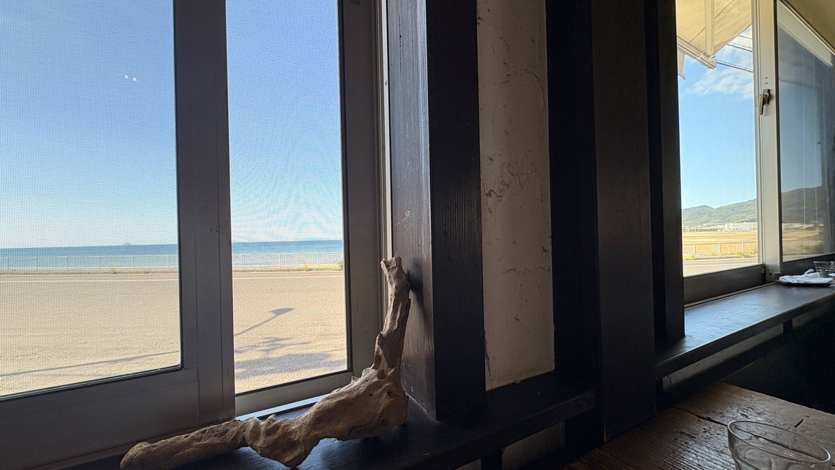 iamsho2002's tweet image. 三豊のcafe de flotsでランチです！

(ゼミ仲間であり、移住者のペンギンが店員さんやってるよ◎) #melc2025