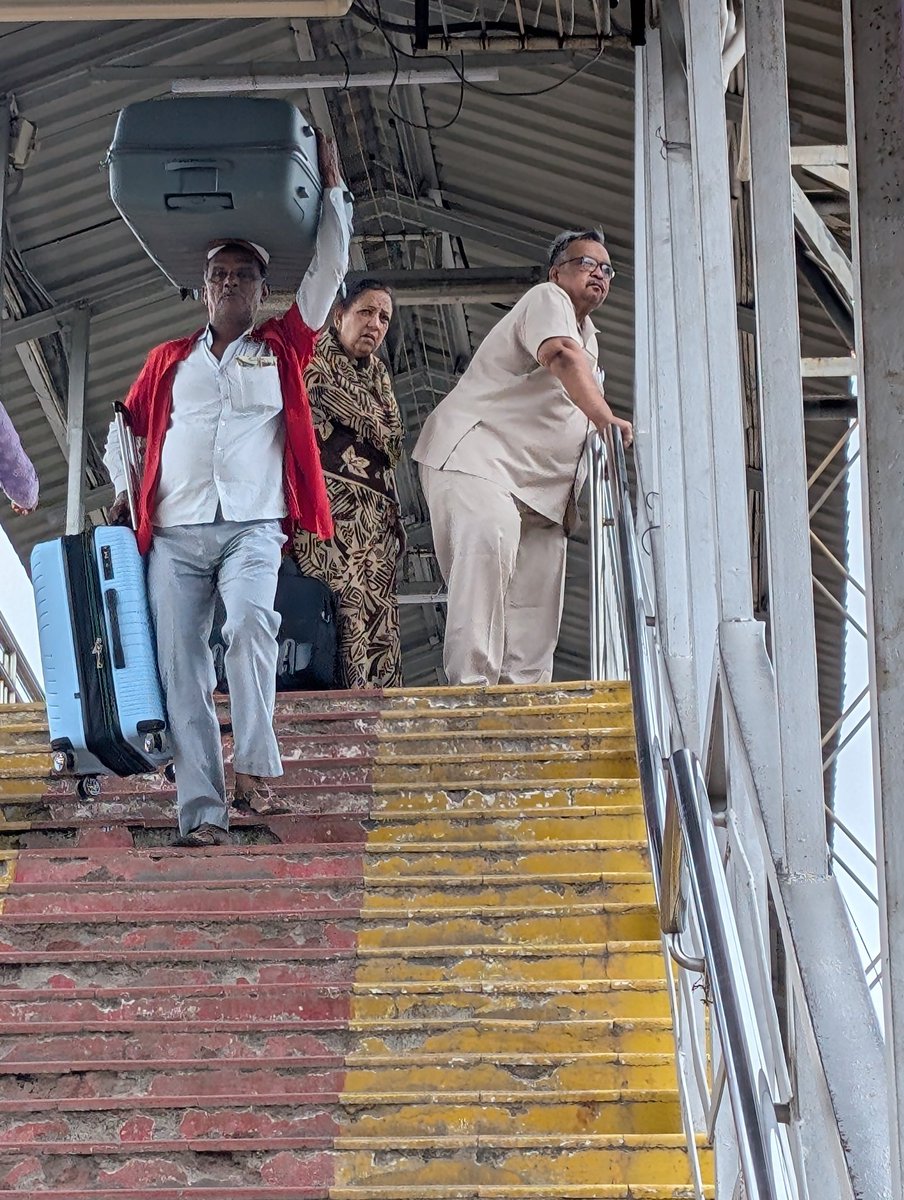 raunakbansod's tweet photo. @RailMinIndia  @PMOIndia Proud to see Indian Railways developing fast. But as PM says,“Sabka Saath Sabka Vikas. At Anjni station there no ramp between platforms. Elderly &amp; differently-abled passengers struggle to cross. https://t.co/KLB5Vp2L6e