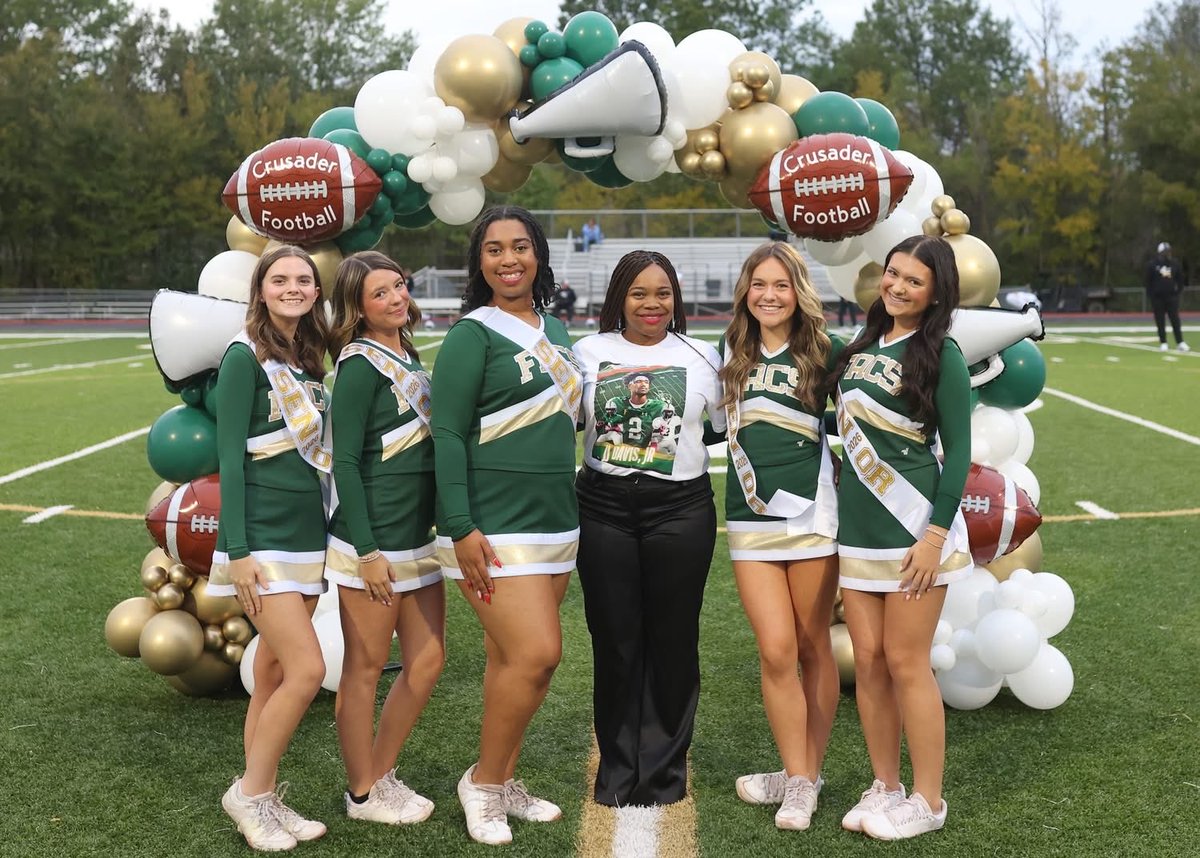 We 💗 our cheerleaders!! 📣 Thank you for rooting for your Crusaders during all of our FNL!! We will miss you on the sidelines!