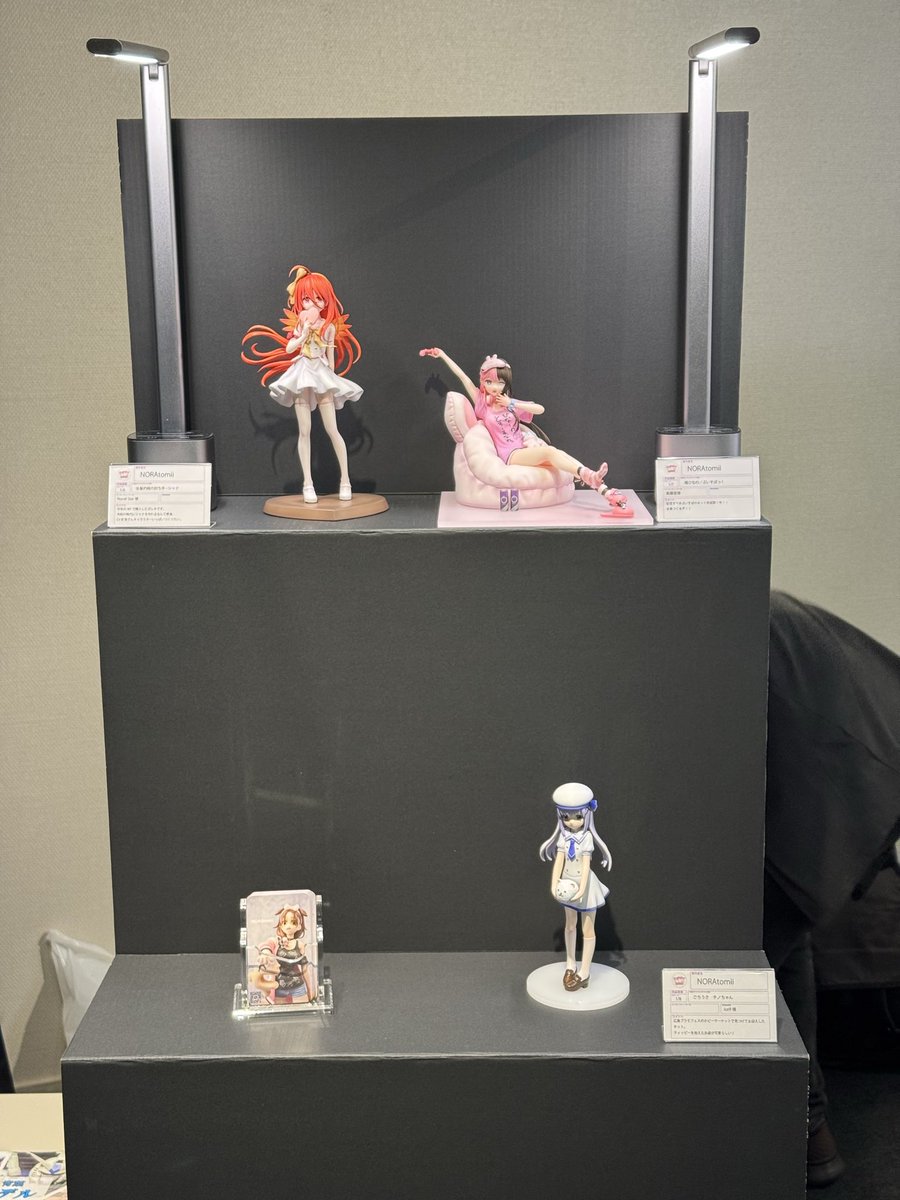 今回のメガサイで「はれのぶたい(<a href="/tsukagoshi_sei/">塚腰運送購買部</a> )」を使用させていただきました！
組み立て簡単、なによりダンボールに厚みがあるのでたわまないのが自分好みでした🤤
ライティングや装飾を変えながら試行錯誤して展示台カスタマイズしていきますっ