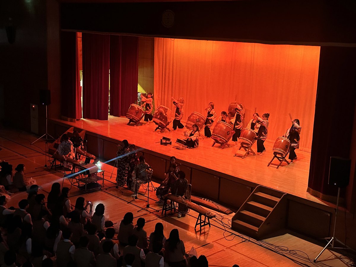 2025.10.29

姉妹校(韓国)との交流会

今日は、本校の姉妹校である仁川(インチョン)外国語学校の生徒の皆さんが来てくれました🇰🇷

両校のパフォーマンスや、校長先生同士の記念品交換など、短い時間ではありましたが、とても素敵な交流会でした。

#仁川外国語学校 #인천외국어고등학교