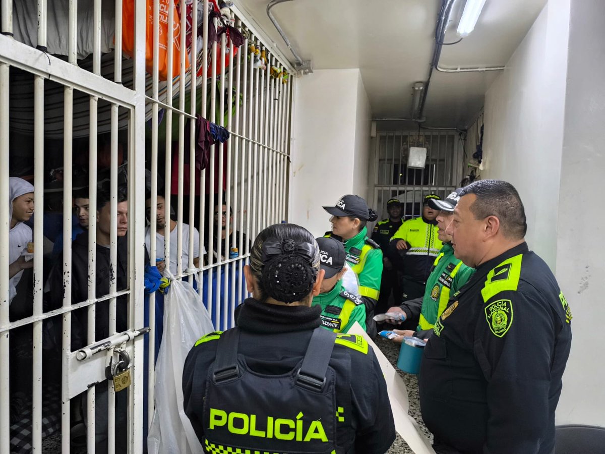 PCMMEBOGOFICIAL's tweet image. 💚 La Policía Cívica de Mayores MEBOG continúa llevando esperanza y apoyo a quienes más lo necesitan.

En esta ocasión, acompañamos a personas privadas de la libertad, compartiendo un gesto de humanidad, diálogo y cercanía.

🇨🇴 Servir es un privilegio que nos une.