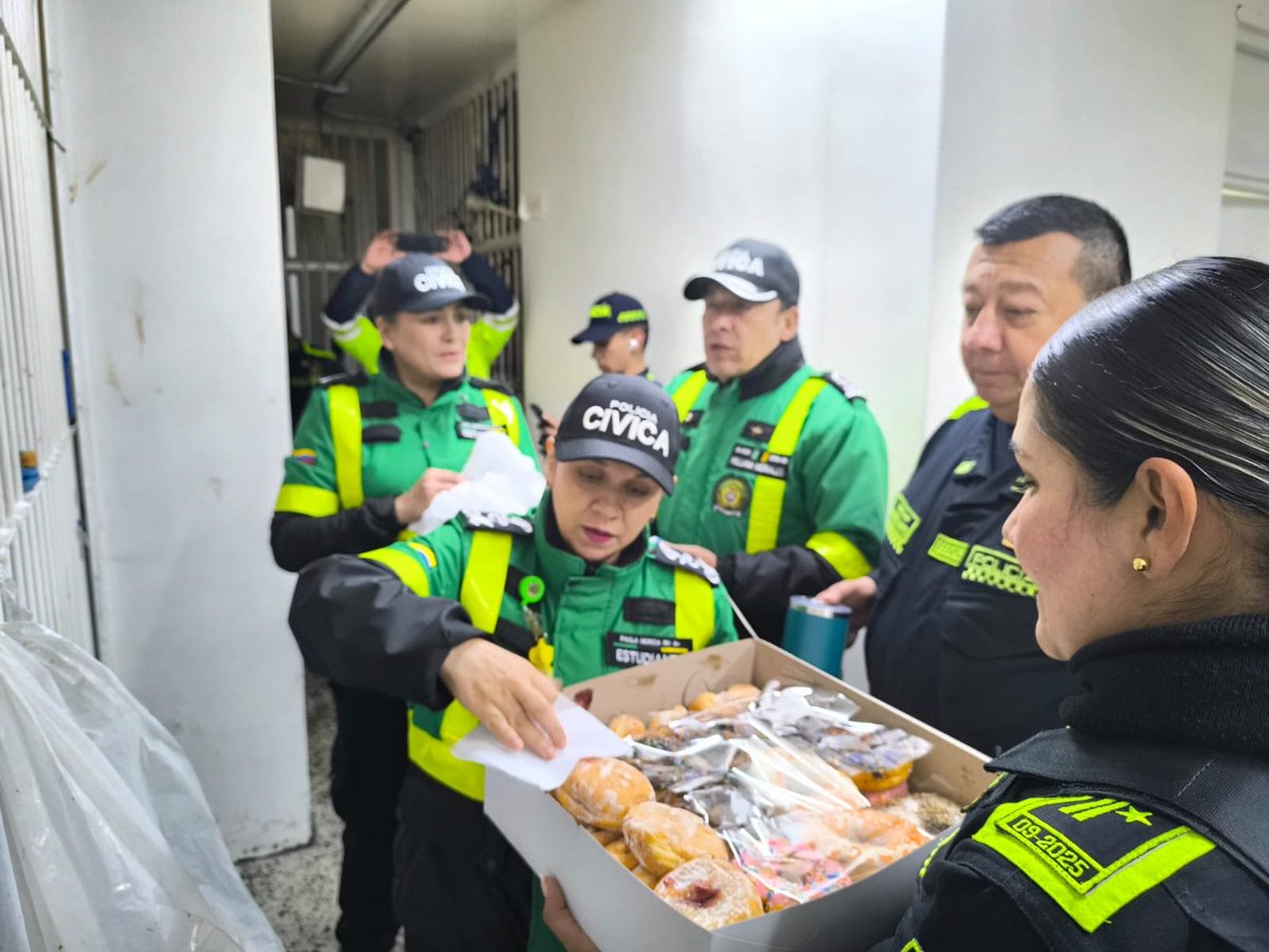 PCMMEBOGOFICIAL's tweet image. 💚 La Policía Cívica de Mayores MEBOG continúa llevando esperanza y apoyo a quienes más lo necesitan.

En esta ocasión, acompañamos a personas privadas de la libertad, compartiendo un gesto de humanidad, diálogo y cercanía.

🇨🇴 Servir es un privilegio que nos une.