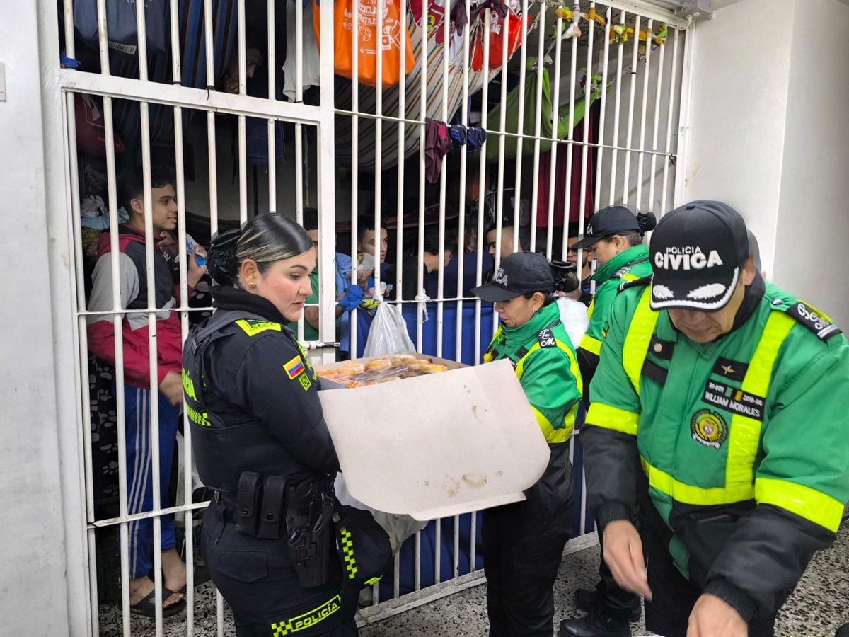 PCMMEBOGOFICIAL's tweet image. 💚 La Policía Cívica de Mayores MEBOG continúa llevando esperanza y apoyo a quienes más lo necesitan.

En esta ocasión, acompañamos a personas privadas de la libertad, compartiendo un gesto de humanidad, diálogo y cercanía.

🇨🇴 Servir es un privilegio que nos une.