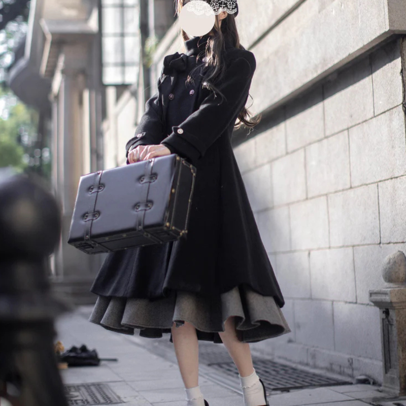 remulia97571's tweet photo. 空を舞う鴉の羽の色に染まった漆黒のクラシカルコート。

首元まで覆われるスタンドカラーで、ウエストから緩やかに広がるAラインのシルエットが格調高さを演出。

2列にボタンがついているダブルブレストは大人っぽさと可愛らしさを兼ね備えています。