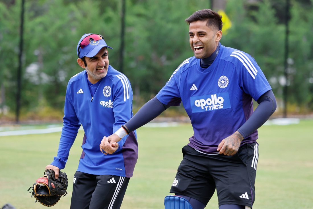 imArshit's tweet image. Captain and Head Coach sharing a light moment during practice 😄

The perfect mix of focus, fun, and teamwork ahead of the big games.

#TeamIndia #Cricket #PracticeSession #IndianCricket #AUSvsIND
