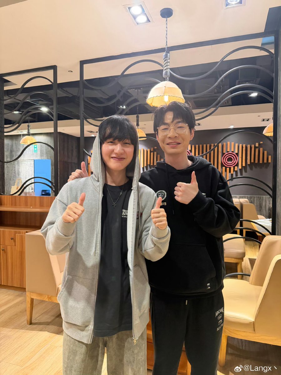 lol_daylight's tweet photo. 랑싱 웨이보 🥜

시예는 下次见 또 보자고 하고
랑싱은 每天开开心心 매일 행복하라고 올림
20lgd 🥹 https://t.co/SCQS0SSbdG