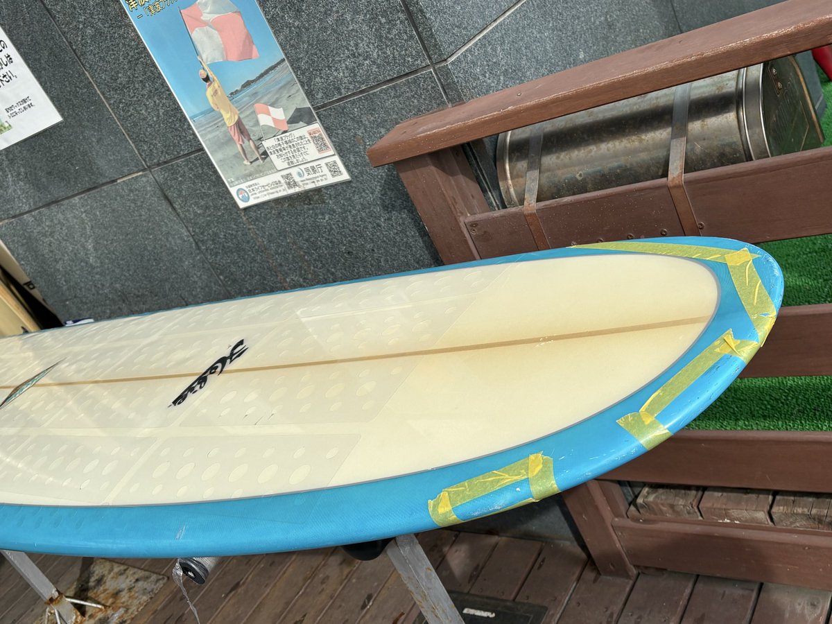 RayBunStory's tweet photo. 今日は、波があまり良くないので、サーフボード(Hobie)の修理出し。一年経過すると、サーフボードが傷だらけ。道具を大切にしつつ時にはメインテナンスも必要ですね。昔、剣道をやっていたころ、防具に魂が宿ると先生から教わったものです。中嶋雷太 #Sylphide #Hobie #サーフィン https://t.co/SOiAdE7Bt5